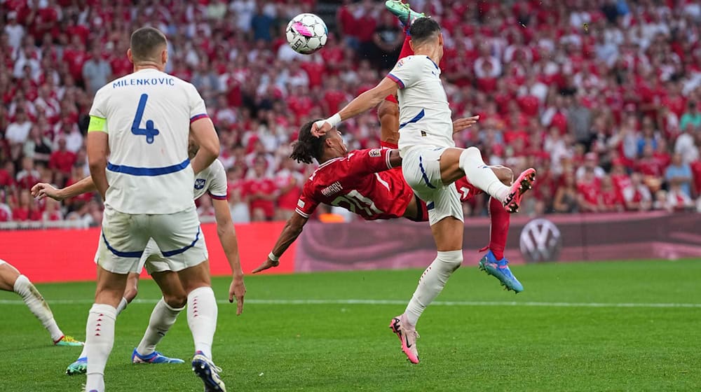 Gol de ensueño con una patada de bicicleta: Yussuf Poulsen contra Serbia / Foto: Ulrik Pedersen/CSM vía ZUMA Press Wire/dpa