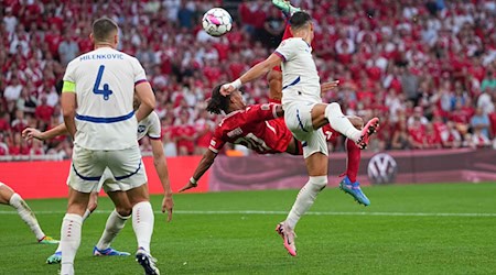 Gol de ensueño con una patada de bicicleta: Yussuf Poulsen contra Serbia / Foto: Ulrik Pedersen/CSM vía ZUMA Press Wire/dpa