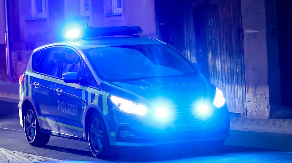 Ein Polizeifahrzeug mit Blaulicht fährt durch eine Straße / Foto: Jan Woitas/dpa