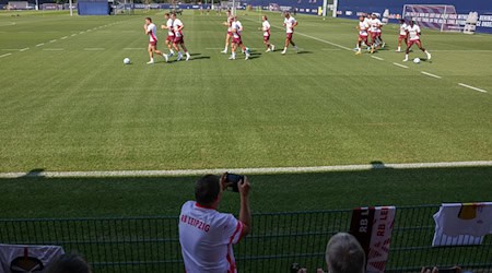 فاز RB Leipzig بمباراة تجريبية ضد فريق الدرجة الشمالية الشرقية الإقليمي ZFC Meuselwitz خلال فترة التوقف الدولي. / صورة: جان ويتاس/د ب أ