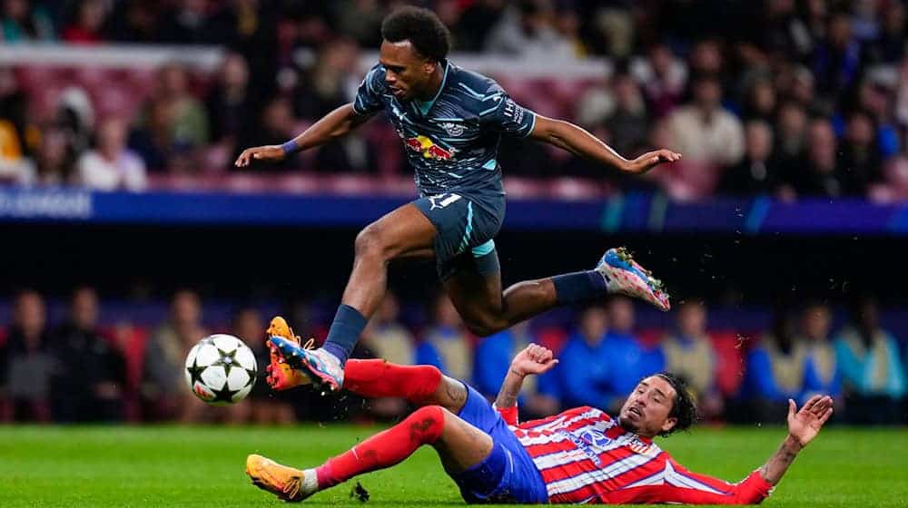 Lois Openda in a duel with Jose Maria Gimenez / Photo: Manu Fernandez/AP/dpa