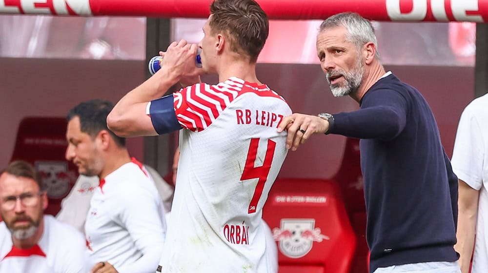 Sin dúo contra el Union: El entrenador Marco Rose (d) y el capitán Willi Orban están sancionados para Leipzig. / Foto: Jan Woitas/dpa