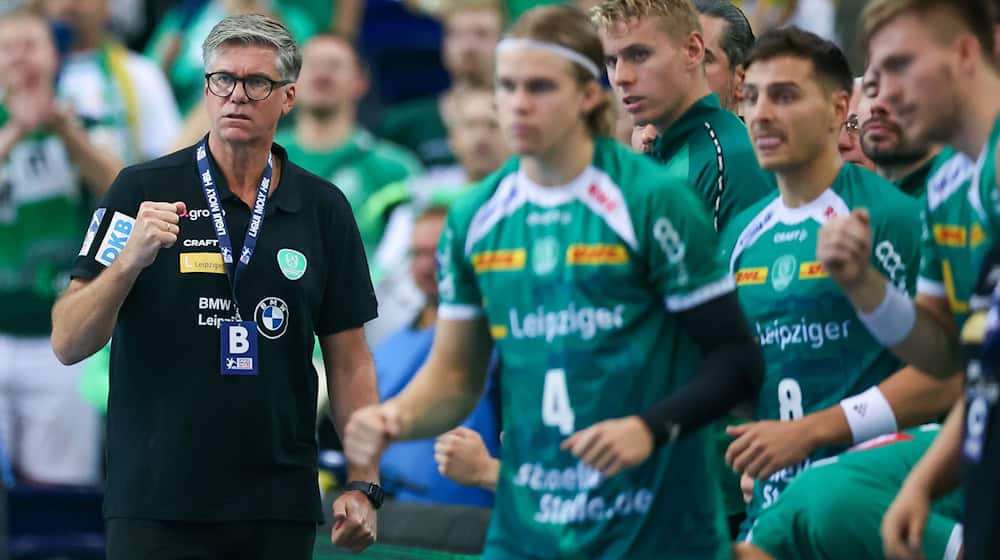 Leipzig's head coach Runar Sigtryggsson and his players are celebrating. The hoped-for opening win against TVB Stuttgart. / Photo: Jan Woitas/dpa