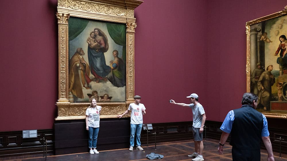 Klebe-Aktion an der "Sixtinischen Madonna" in der Dresdner Gemäldegalerie / Foto: Sebastian Kahnert/dpa