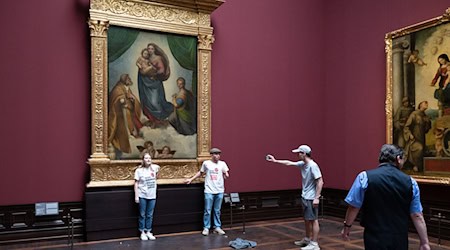 Klebe-Aktion an der "Sixtinischen Madonna" in der Dresdner Gemäldegalerie / Foto: Sebastian Kahnert/dpa