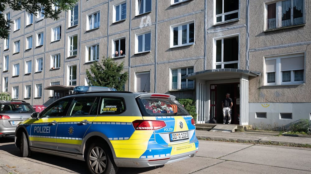 Nach Schüssen in einem Wohngebiet kam es in Hoyerswerda zu einem großen Polizeieinsatz. / Foto: Sebastian Kahnert/dpa