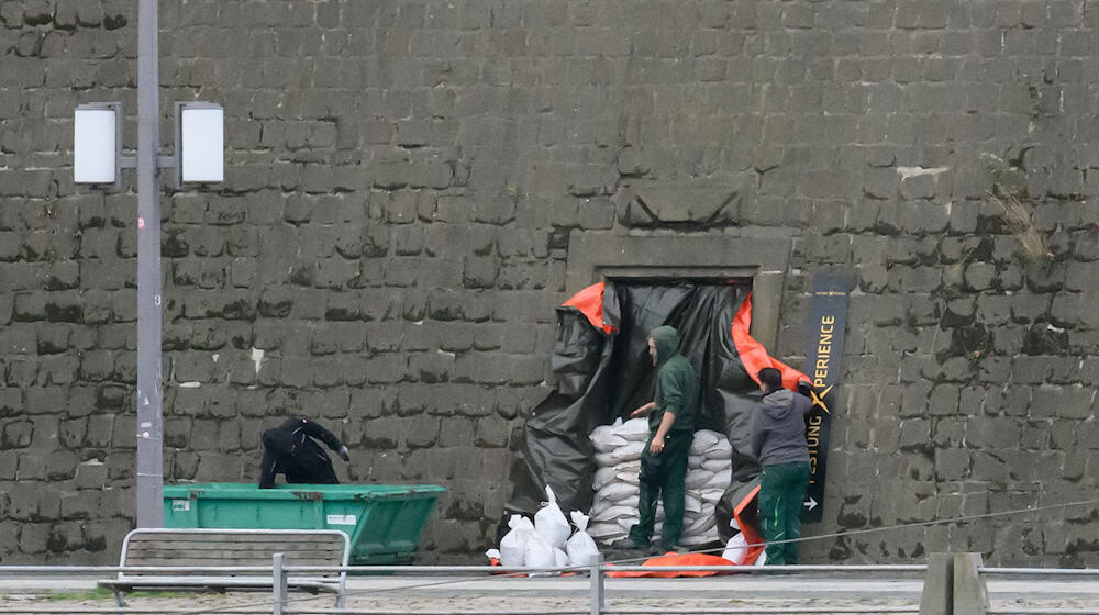 Ein Eingang zur Festung Dresden unter der Brühlschen Terrasse wird zum Schutz vor Hochwasser mit Sandsäcken verbaut. / Foto: Robert Michael/dpa