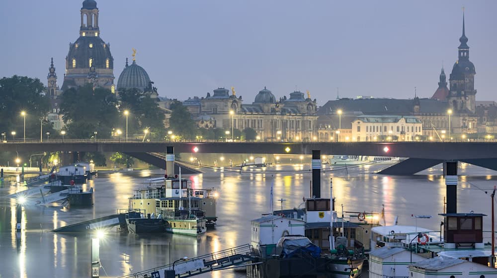 Die Hochwasser führende Elbe mit Dampfern vor der Dresdner Altstadtkulisse - noch ist der Wasserstand sehr hoch. (Archivbild) / Foto: Robert Michael/dpa