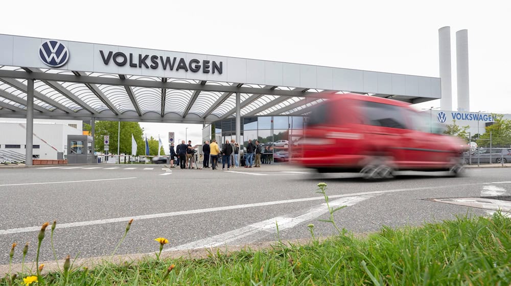 Am Donnerstag steht im VW-Werk Zwickau eine außerordentliche Betriebsversammlung an. (Archivbild) / Foto: Hendrik Schmidt/dpa