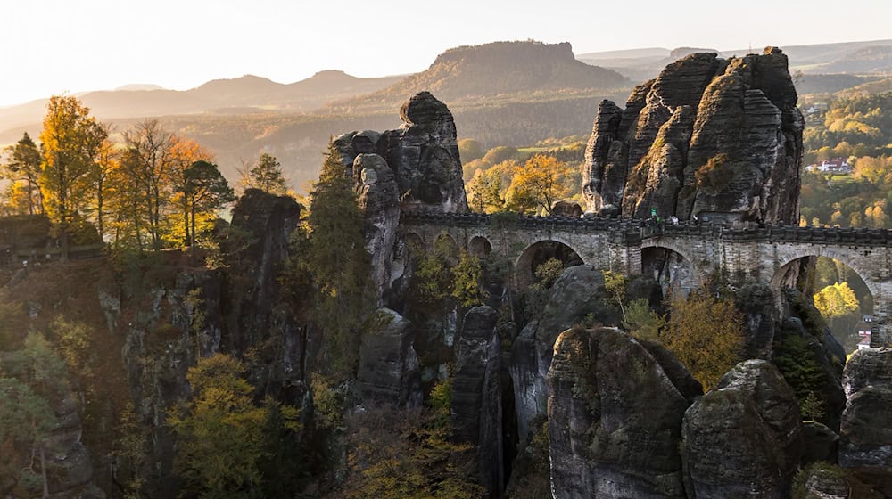 View of the Bastei in Saxon Switzerland, one of the state's tourist hotspots / Photo: Monika Skolimowska/dpa-Zentralbild/dpa