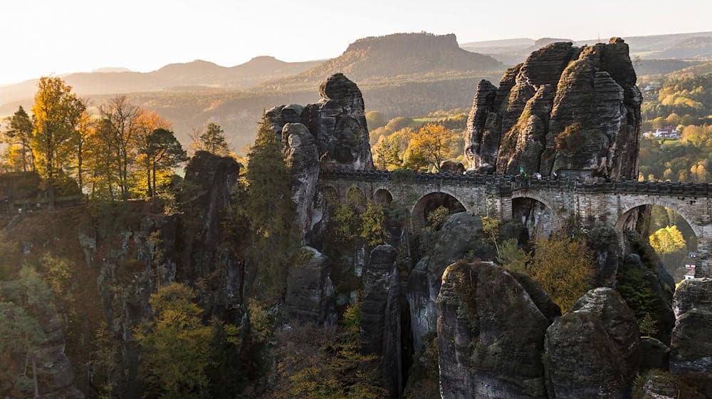 View of the Bastei in Saxon Switzerland, one of the state's tourist hotspots / Photo: Monika Skolimowska/dpa-Zentralbild/dpa