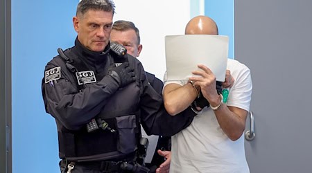 Laut Anklage schenkte der damalige IS-Chef Abu Bakr al-Baghdadi (1971-2019) dem Angeklagten 2000 US-Dollar und eine Pistole der Marke Glock. / Foto: Jan Woitas/dpa