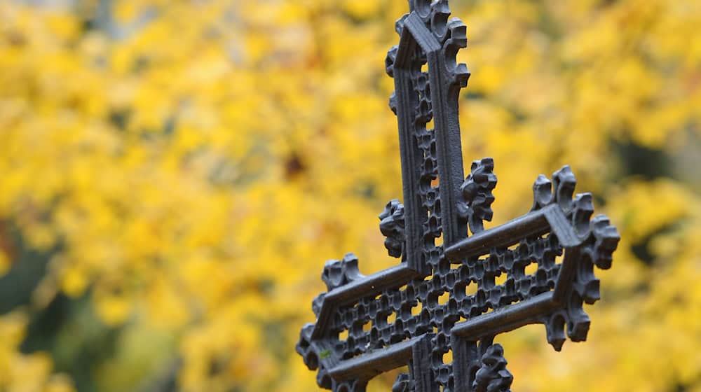 Unbekannte stahlen Gegenstände von einem Friedhof. (Symbolbild) / Foto: Patrick Seeger/dpa