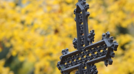 Unbekannte stahlen Gegenstände von einem Friedhof. (Symbolbild) / Foto: Patrick Seeger/dpa