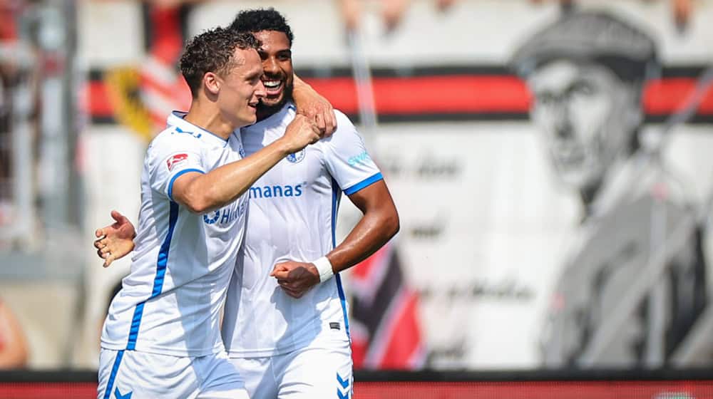 Xavier Amaechi celebra su gol del empate a uno con el máximo goleador, Martijn Kaars / Foto: Daniel Karmann/dpa