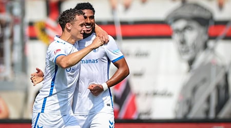 Xavier Amaechi celebrates his goal for 1:0 with top scorer Martijn Kaars / Photo: Daniel Karmann/dpa