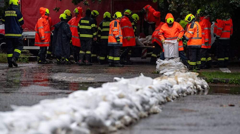 Feuerwehrleute arbeiten mit Sandsäcken an einer Hochwassersperre. Tschechien rechnet mit starken Regenfällen in kurzer Zeit, die zu Hochwasser und Überschwemmungen führen könnten. / Foto: Pancer Václav/CTK/dpa