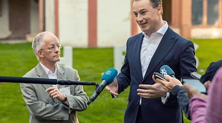 Benedikt Kuhn (CDU) a Jörg Mielke (SPD) zadobywataj so na wjace podpěry přećiwo afriskej swinjacej mrětwje. / Foto: Helmut Fricke/dpa