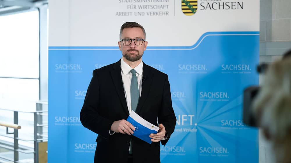 Martin Dulig (SPD), Wirtschaftsminister von Sachsen, fordert von VW Klarheit zur Sicherheit der sächsischen Standorte (Archivbild). / Foto: Robert Michael/dpa