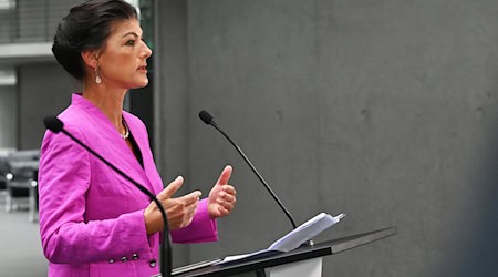 BSW-Chefin Sahra Wagenknecht hält dem Ostbeauftragten Schönfärberei vor. (Archivbild) / Foto: Anna Ross/dpa