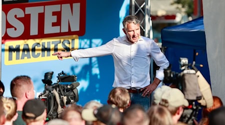 W Durinskej je Björn Höcke wólbny bój AfD nawjedował. Strona so wot krajneho wustawoweho škita jako prawicarskoekstremistiska zastopnjowa. (Archivbild) / Foto: Matthias Bein/dpa