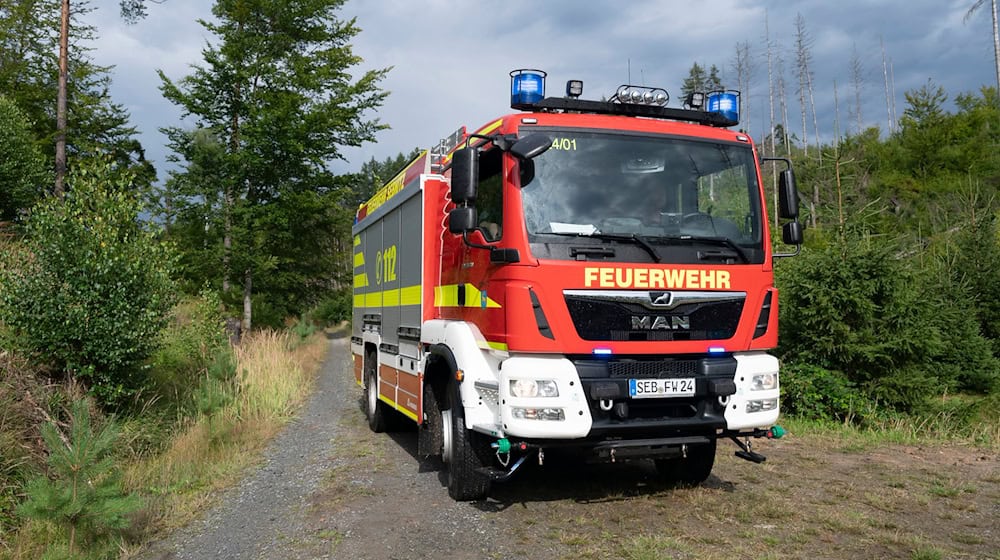 Nach einem Waldbrand am Pfaffenstein hat die Polizei einen Tatverdächtigen gestellt. (Archivbild) / Foto: Matthias Rietschel/dpa