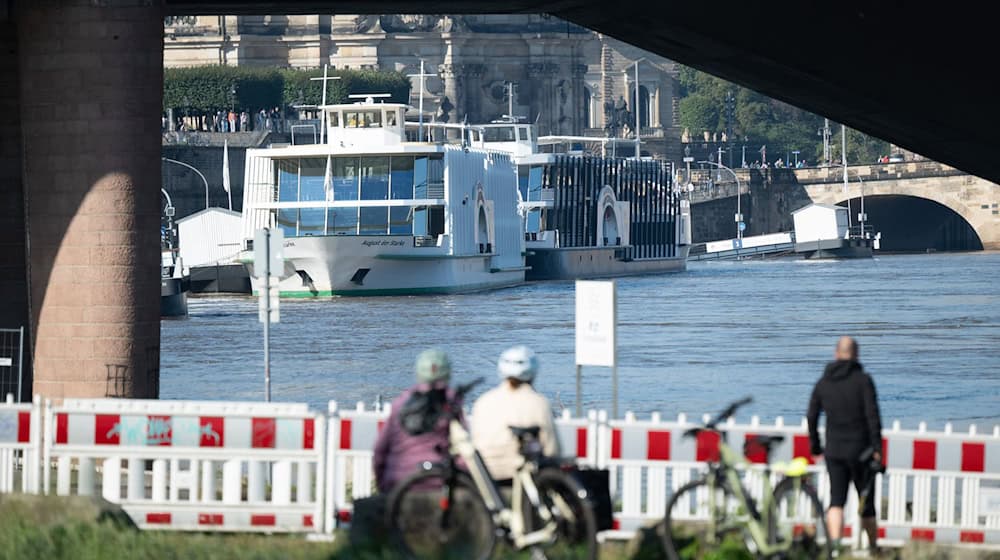 Eines der modernen Salonschiffe der Weißen Flotte am Terrassenufer hinter der Carolabrücke / Foto: Sebastian Kahnert/dpa