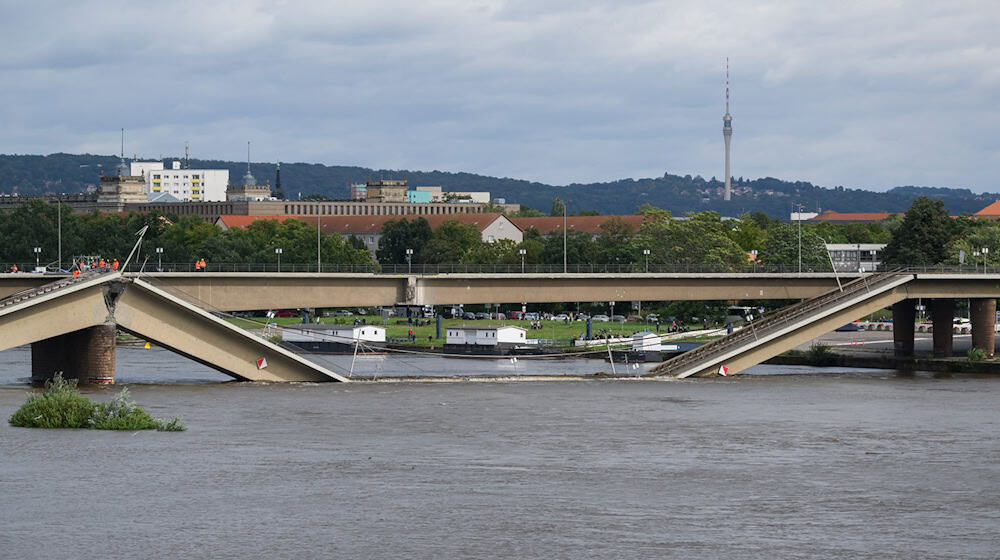 El puente Carola de Dresde se derrumbó el miércoles por la mañana / Foto: Robert Michael/dpa