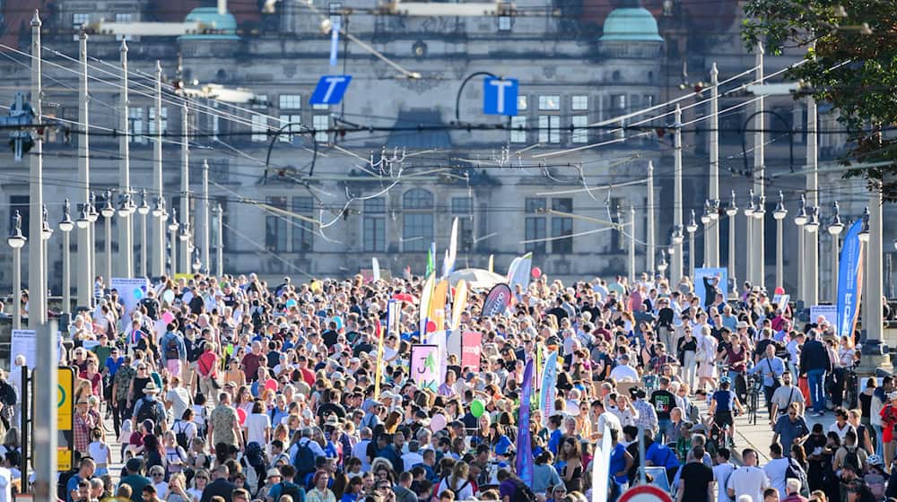 Crowds at the "Dresden is(s) bunt" 2023 banquet on the Augustus Bridge / Photo: Robert Michael/dpa