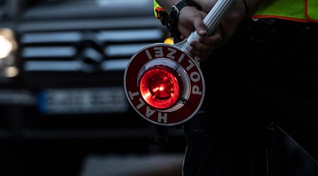 In the district of Zwickau, two men show civil courage and stop a drunk driver. (Photo illustration) / Photo: Paul Zinken/dpa