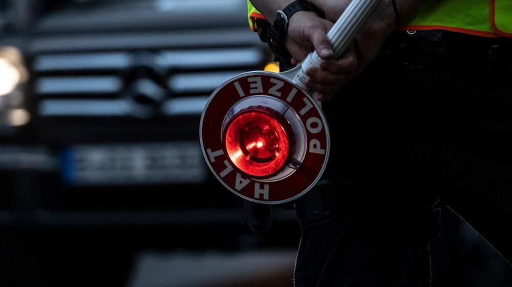 Im Landkreis Zwickau zeigen zwei Männer Zivilcourage und stoppen einen betrunkenen Autofahrer. (Foto Illustration) / Foto: Paul Zinken/dpa