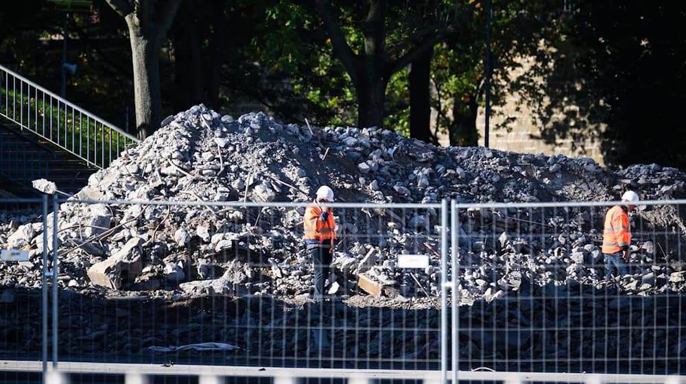 Dalši dźěl sypnjeneho postronka Drježdźanskeho Caroloweho mosta bu wottorhany. / Foto: Robert Michael/dpa