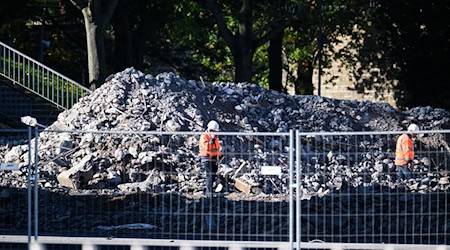 Ein weiterer Teil des eingestürzten Strangs der Dresdner Carolabrücke wurde abgerissen. / Foto: Robert Michael/dpa