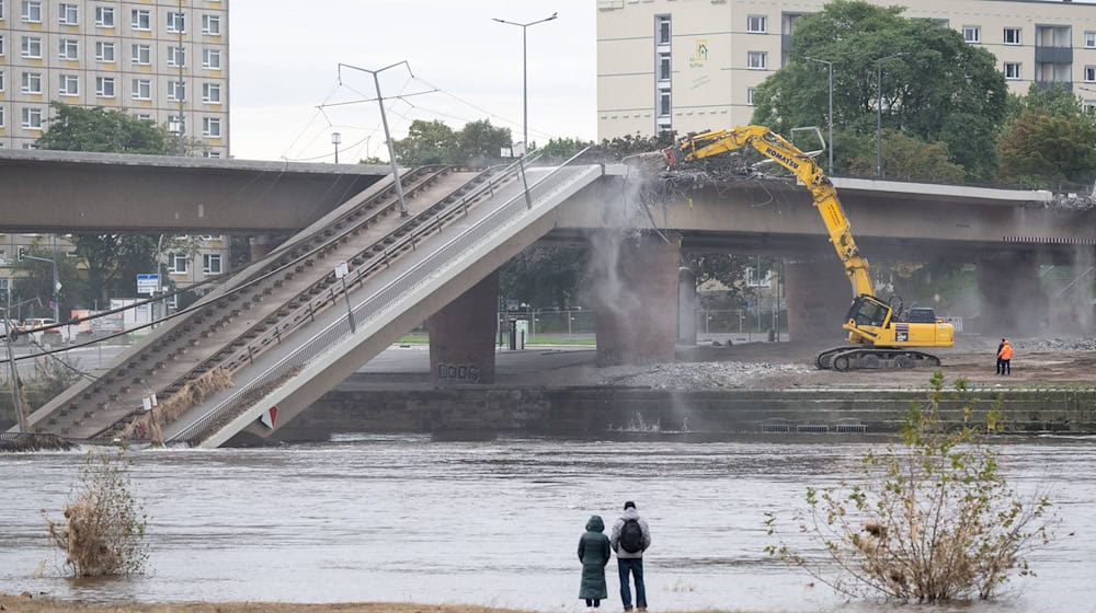 Der Abriss des eingestürzten Teils der Dresdner Carolabrücke soll sich noch bis zum Jahresende hinziehen. / Foto: Sebastian Kahnert/dpa