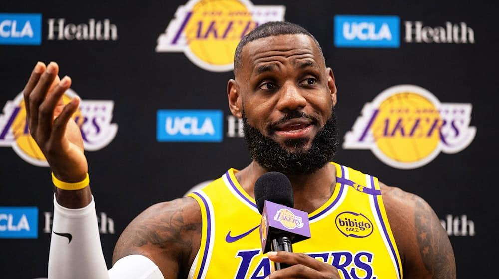 Lakers-Superstar LeBron James ma noweho sobuhrajerja, kotryž zašłu sezonu hišće w 2. basketballowej zwjazkowej lize w Drježdźanach hraješe. / Foto: Maximilian Haupt/dpa