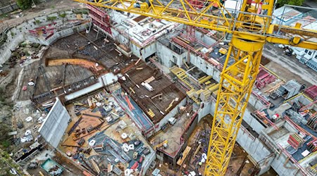 Zoobesucher haben die Möglichkeit, von einem Podest die Baustelle zu überblicken und den Fortschritt selbst zu beobachten. / Foto: Jan Woitas/dpa