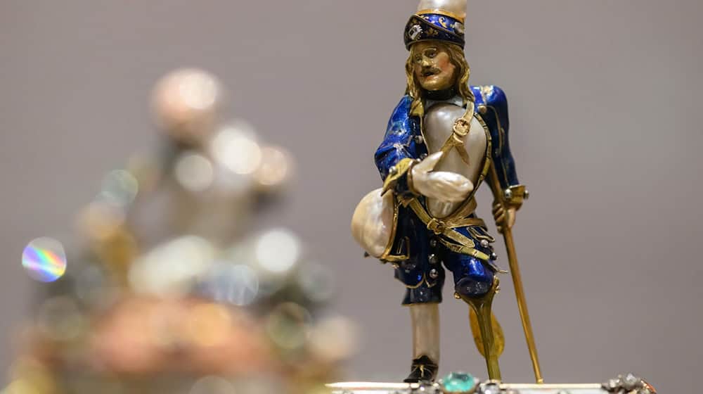 A pearl figurine of a begging soldier can be seen in the exhibition "Admired, collected, exhibited" in the New Green Vault in the Royal Palace. / Photo: Robert Michael/dpa