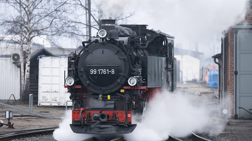 In Radebeul kam es zu einer Kollision zwischen einem Auto und der Lößnitzgrundbahn. (Foto: Lößnitzgrundbahn) / Foto: Sebastian Kahnert/dpa