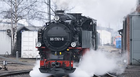 In Radebeul kam es zu einer Kollision zwischen einem Auto und der Lößnitzgrundbahn. (Foto: Lößnitzgrundbahn) / Foto: Sebastian Kahnert/dpa