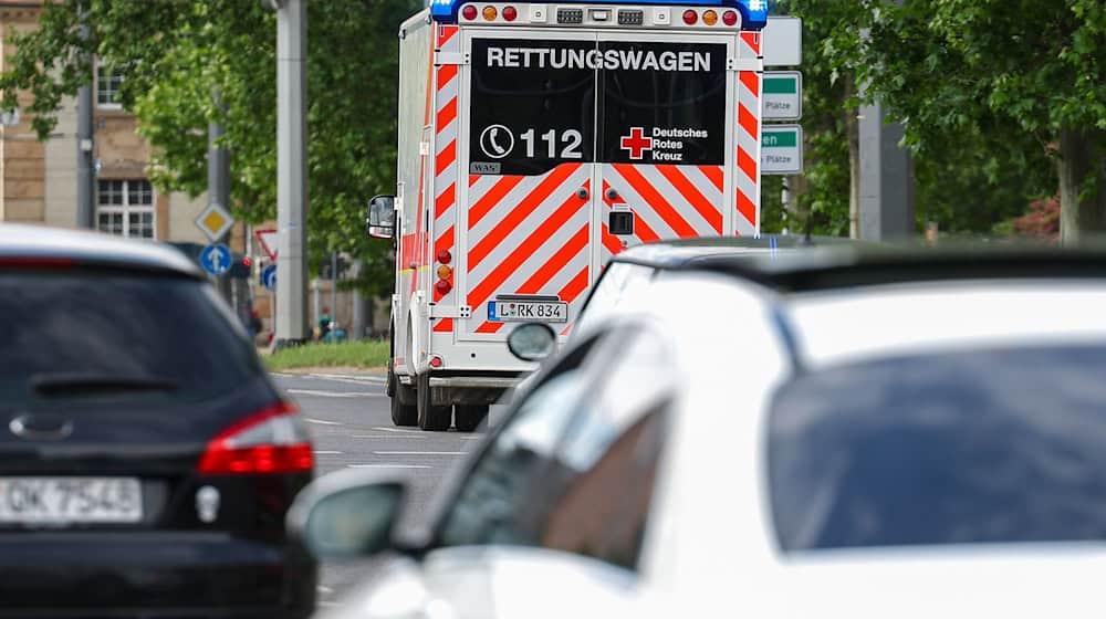 Die beiden Schwerverletzten wurden per Rettungswagen ins Krankenhaus gebracht. (Symbolbild) / Foto: Jan Woitas/dpa