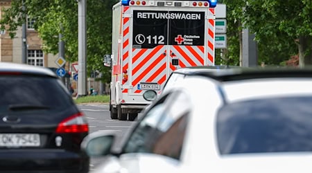 Die beiden Schwerverletzten wurden per Rettungswagen ins Krankenhaus gebracht. (Symbolbild) / Foto: Jan Woitas/dpa