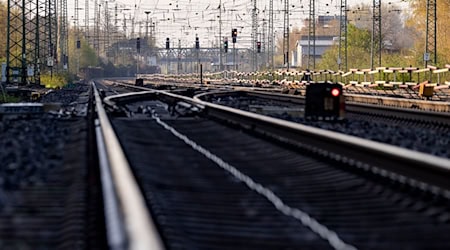 Na zakładźe dźěłow na dwórnišću ma so z wobmjezowanjemi w železniskim wobchadźe ličić. (Symbolbild) / Foto: Christoph Reichwein/dpa