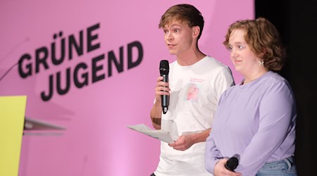 «Die Grüne Jugend bleibt» - bekräftigt Sarah Linker aus dem hessischen Landesvorstand der Grünen Jugend gleich zu Beginn.  / Foto: Sebastian Willnow/dpa