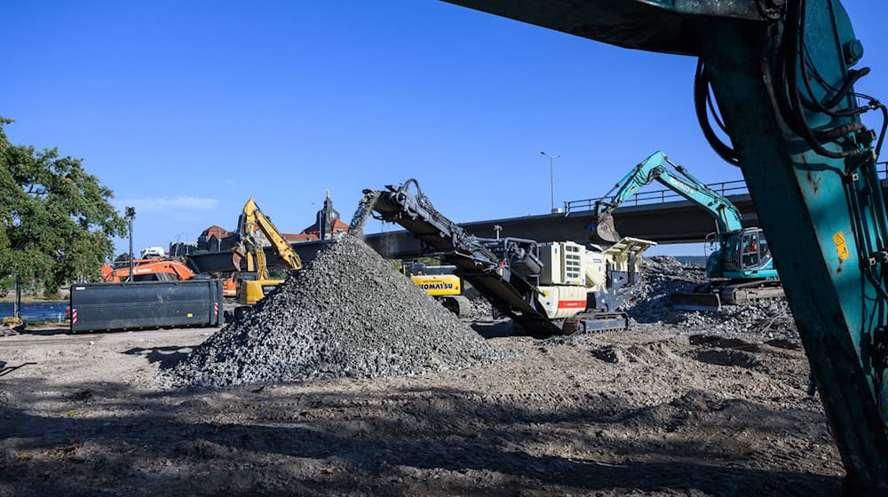 Carola Bridge: Over the course of the next week, there will be enough space to salvage the piece of debris lying in the Elbe, the city announced on request. (Archive photo) / Photo: Robert Michael/dpa