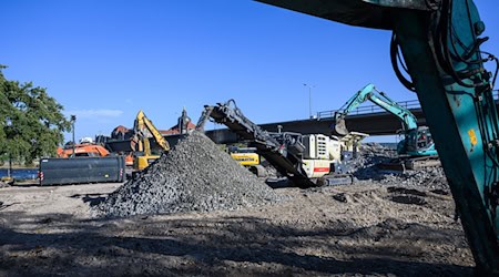 Carola Bridge: Over the course of the next week, there will be enough space to salvage the piece of debris lying in the Elbe, the city announced on request. (Archive photo) / Photo: Robert Michael/dpa