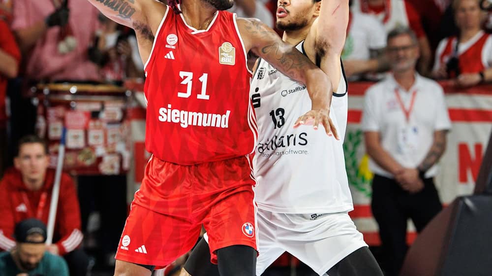 Despite his 12 points, Oliver Nkamhoua (right) was unable to prevent the team from being knocked out of the cup. / Photo: Matthias Balk/dpa