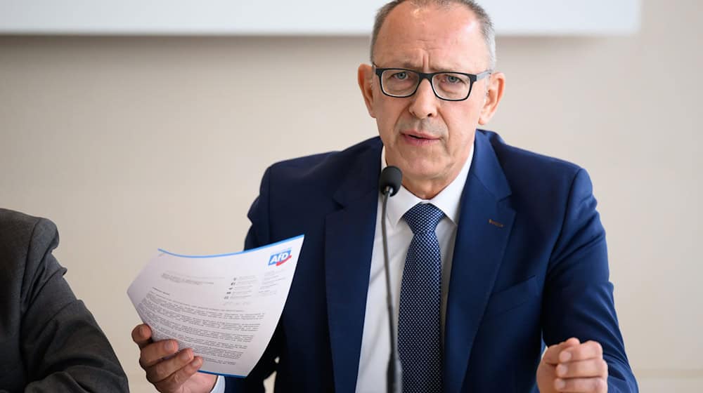 Jörg Urban, předsyda AfD w Sakskej, dźerži na nowinarskej konferency swój zjawny list frakciji BSW w ruce. / Foto: Robert Michael/dpa