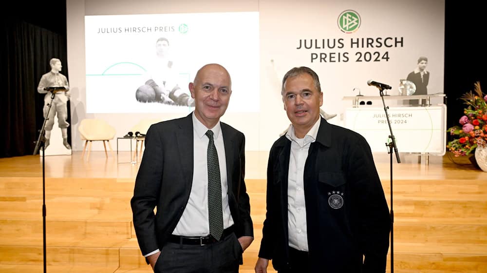 Prezident DFB Bernd Neuendorf (l.) zasadźuje so přećiwo antisemitizmej.  / Foto: Felix Hörhager/dpa