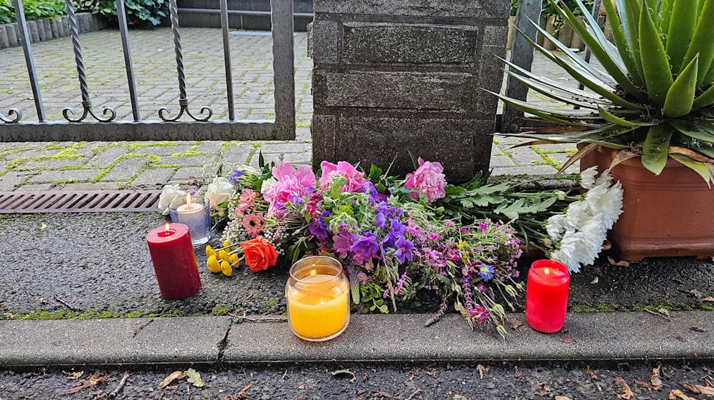 Mit einer Axt soll ein 28-Jähriger im Juni im Vogtland seine Mutter und seine Großeltern erschlagen haben. Nun wurde Anklage erhoben. (Archivbild) / Foto: Mike Müller/dpa