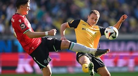 Jakob Lemmer (d) ya no puede evitar el gol de Lukas Wallner. / Foto: Robert Michael/dpa/ZB